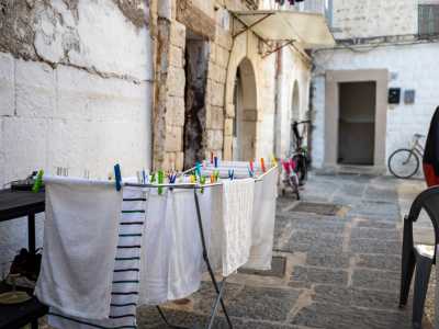Tra le viuzze del centro storico � infatti impossibile non imbattersi negli stendini posizionati davanti alle abitazioni con tanto di mollette e biancheria appesa